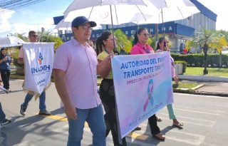 Las actividades de la campaña de la cinta rosada y celeste comenzaron en Los Santos con una caminata bajo el lema “Uniendo fuerzas contra el cáncer”. Foto. Thays Domínguez