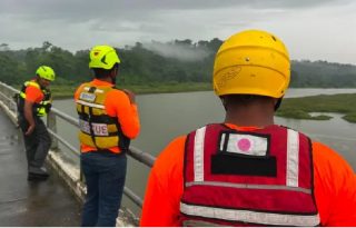 Las autoridades desplegaron equipos especializados para localizarlos y, durante la madrugada, lograron ubicar los cuerpos. Foto. Sinaproc