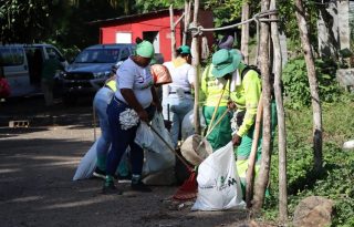 Jornada de limpieza que desarrolló el personal de aseo en la comunidad de Kuna Nega, en el corregimiento de Ancón. Foto: Cortesía