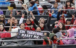 Personas posan este viernes, previo al concierto de la banda surcoreana BTS, en Bogotá (Colombia).  Foto: EFE