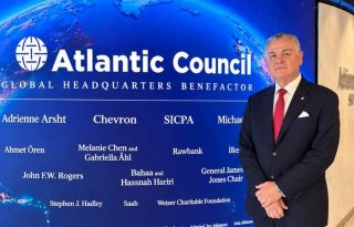 Anel Flores en el set de Atlantic Council en Washington D. C. Foto Instagram
