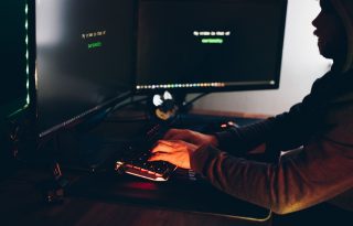 La amenaza adquiere una dimensión adicional cuando el computador también se utiliza para trabajar. Foto: Pexels