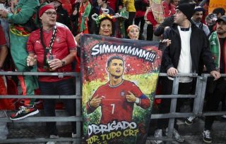 Aficionados da muestra de agradecimiento a Cristiano Ronaldo. Foto: EFE