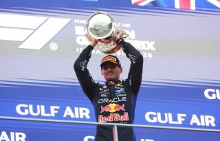  El piloto neerlandés Max Verstappen, celebra su victoria en el Gran Premio de Baréin. Foto:EFE
