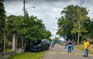 El vehículo donde viajaba Pedro Torres, una camioneta color negro, perdió el control y fue a dar fuera de la carretera. Foto. Diómedes Sánchez