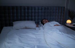 La reestructuración de la rutina diaria y del entorno del dormitorio es el primer paso recomendado por los profesionales de la salud para tratar los trastornos del descanso. Foto: Pexels