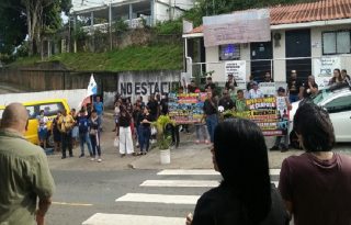 El grupo de manifestantes intentó ingresar al salón de sesiones del Concejo Municipal de Arraiján; no obstante, miembros de la Policía Municipal se lo impidieron. Foto. Eric Montenegro