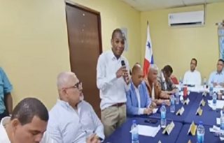Pedro Santizo, representante del corregimiento de Barrio Sur, expresó su molestia manifestando que el alcalde parece mantener un rechazo hacia la empresa recolectora.