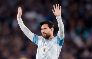 Lionel Messi agradece a la afición en el Estadio Monumental. Foto: EFE