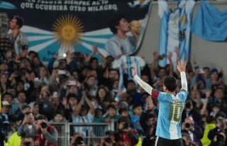 Lionel Messi de Argentina saluda, al finalizar un partido amistoso entre Argentina y Benín en el estadio Monumental. Foto: EFE