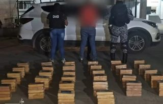 Las diez personas aprehendidas fueron puestas a órdenes de las autoridades competentes, mientras avanzan los trámites legales para determinar su posible vinculación con los delitos investigados.
