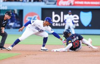 Mookie Betts de los Dodgers (izq.) y Ronald Acuña Jr. de los Bravos. Foto: EFE