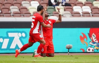  Josué Vergara se arrodilla y festeja su gol ante Ecuador. Foto: FPF
