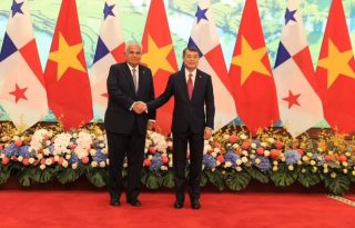 El presidente de Panamá, José Raúl Mulino, junto al primer ministro de Vietnam, Le Minh Hung. Foto: Cortesía