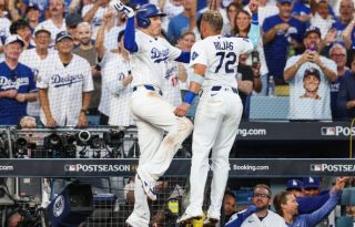 Freddie Freeman y Miguel Rojas, ambos jugadores de los Dodgers. Foto: EFE