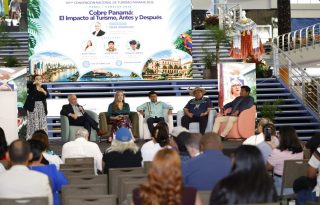 Maru Gálvez, gerente de Relaciones Públicas de Cobre Panamá junto al grupo de panelistas presentaron la iniciativa Klosay. Foto: Cortesía