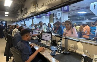 El alcalde anunció la optimización de los flujos de atención para reducir los tiempos de espera.