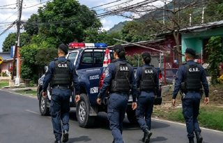 La víctima recibió dos impactos de bala: uno en el lado derecho de la espalda y otro en el brazo izquierdo. Vecinos del sector lo movilizaron hacia un vehículo de la Policía Nacional . Foto. Eric Montenegro