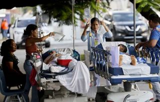 Pacientes del Hospital Aquilino Tejeira son atendidos luego del terremoto de magnitud 7,5. Foto EFE