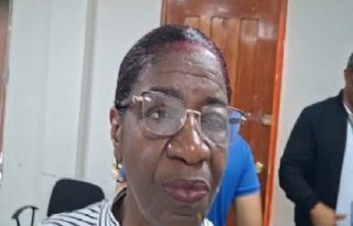 Rosa Martínez, directora regional de educación, precisó que la medida es para que que los directivos y docentes realicen una evaluación técnica de los daños en los planteles. Foto. Diómedes Sánchez