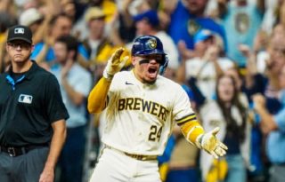 El receptor venezolano William Contreras fue la figura del partido. Foto:@brewers