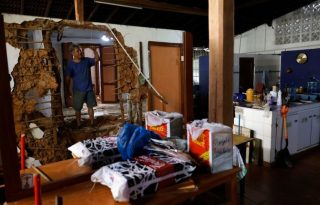Jorge Martínez muestra los daños sufridos por su casa colonial de 180 años de antigüedad en Macaracas a causa  del terremoto. Foto: EFE
