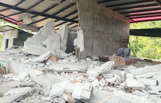 Residentes de Malena, Torio, Arenas, Cacao y otras comunidades aseguran que las constantes réplicas posteriores al sismo han incrementado el temor y la preocupación, pues sienten que la emergencia continúa y que sus viviendas podrían sufrir nuevos daños. Foto. Melquíades Vásquez
