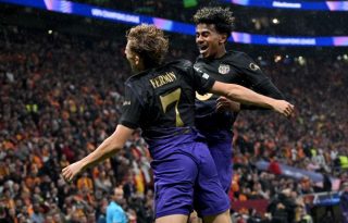 Fermín salta y festeja su gol con Lamine Yamal. Foto: EFE
