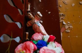 Una imagen religiosa este martes afectada por el terremoto. Foto: EFE