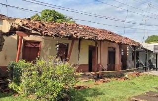 En La Arena de Chitré, varias residencias presentan daños que mantienen en preocupación a sus moradores, quienes relatan cómo el esfuerzo de años de trabajo se ha visto comprometido por el terremoto y las sucesivas réplicas. Foto. Thays Domínguez