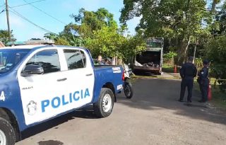 El accidente ocurrió cuando el conductor del vehículo realizó una maniobra de retroceso sin percatarse de que su compañero se encontraba en la parte trasera. Foto. Eric Montenegro