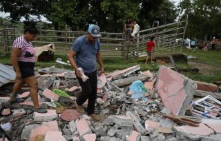 Familias buscas sus pertenencias entre los escombros. Foto: EFE