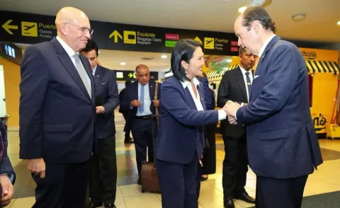 Canciller panameño recibe a la presidenta de Perú en escala oficial