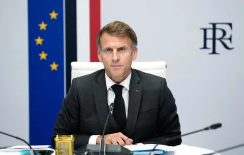 Macron anuncia restricciones a manifestaciones en Francia y convoca un Consejo de Defensa