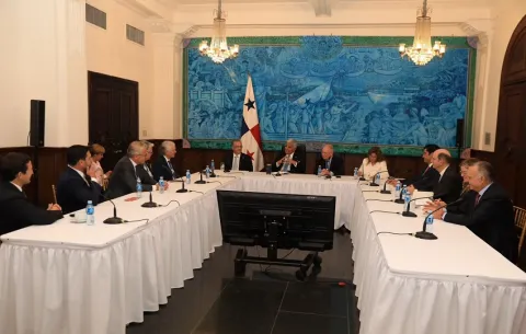 Mulino se reúne con CEO globales del Foro Económico Mundial para impulsar inversiones en energía, logística y centros de datos