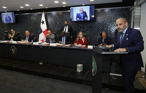 Admiten anteproyectos de ley para solucionar la crisis de idoneidad de graduandos de Derecho