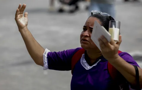 Devotos del Cristo Negro imploran por los afectados por el terremoto