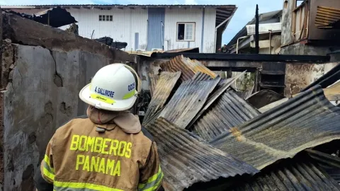 Incendio consume tres apartamentos en Isla Colón