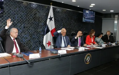 Aprueban en primer debate proyecto de ley que otorga beneficios a jubilados y tercera edad