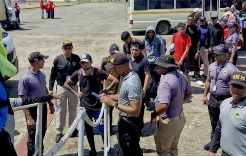 Migración traslada a más de cien migrantes hacia Puerto Obaldía desde Colón