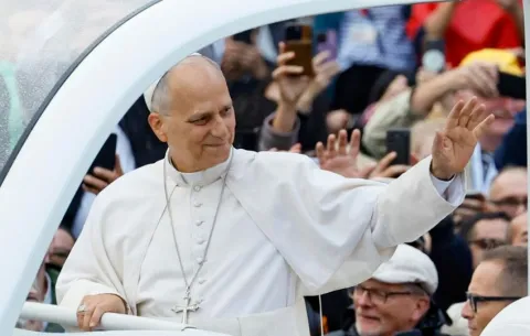 El papa retoma las audiencias y se vuelve a subir al papamóvil tras su operación