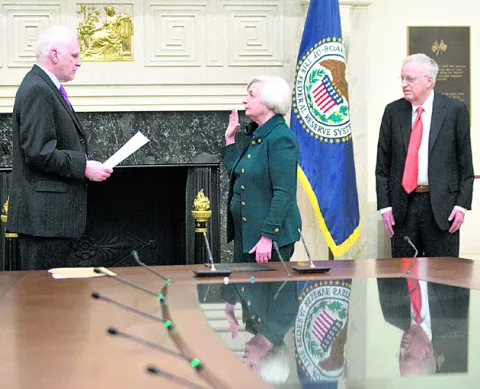 La Reserva Federal de los EE.UU. recibe a una mujer como presidenta