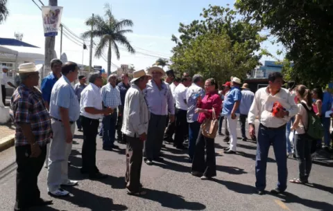Concejales cierran vía en Las Tablas por indeferencia de ministros de Estado