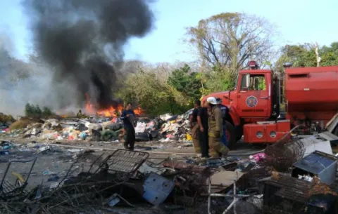 Bomberos de Los Santos combaten fuego en el vertedero de Macaracas