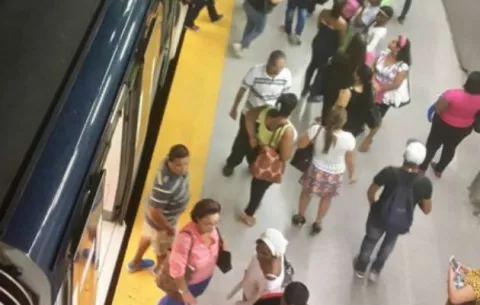 Metro de Panamá se detuvo por varios minutos