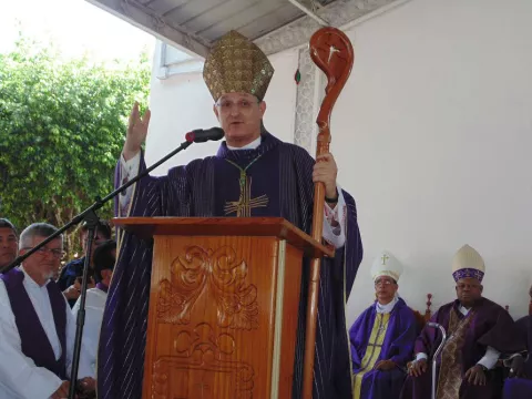Con calor y falta de agua, miles de feligreses rinden tributo al Nazareno