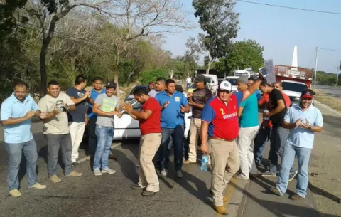Transportistas santeños cierran la vía en el puente sobre río La Villa