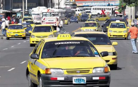 Proyecto de ley exigiría vestimenta para conductores de taxi