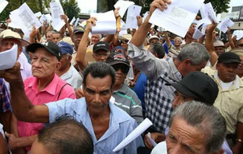 Jubilados reclaman décimos adeudados entre 1972 y 1983