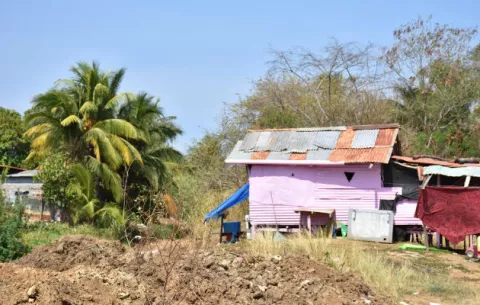 Conflicto entre autoridades y precaristas por limpieza de la zanja madre de Santiago